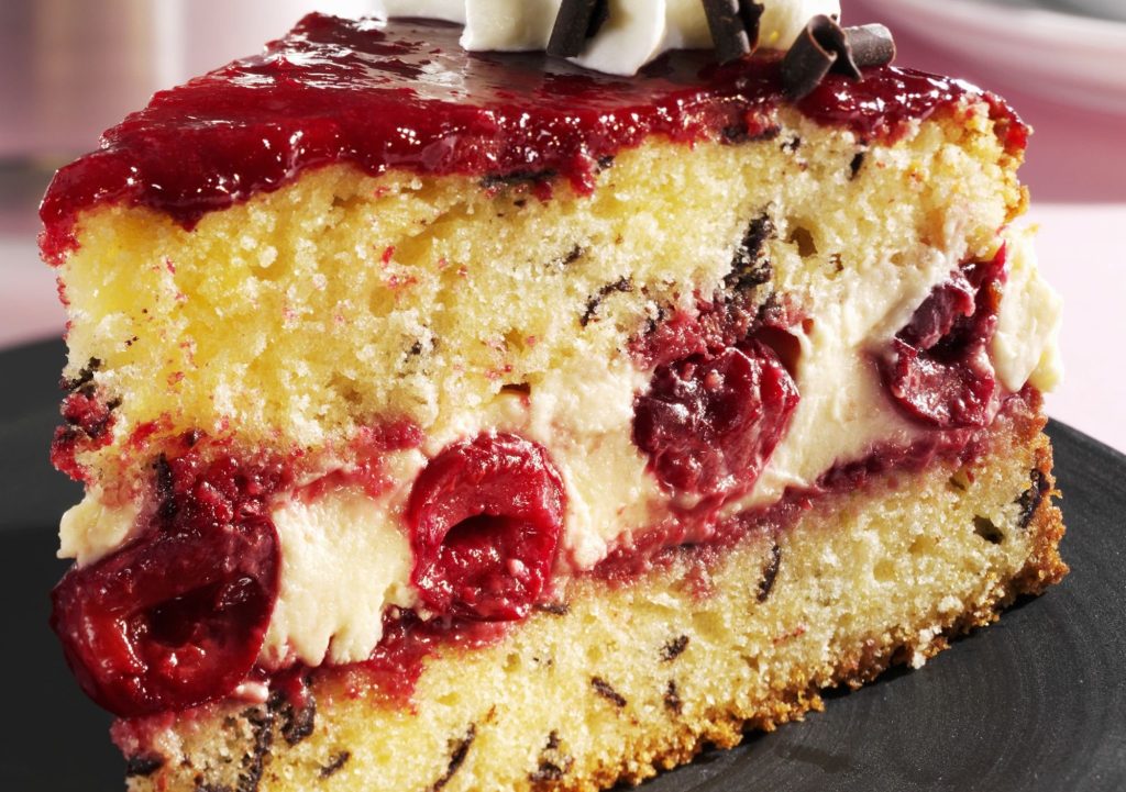 Recept na nadýchaný piškotový dort s třešňovým džemem – jednoduchý a rychlý dort