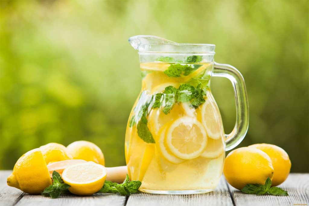 Jak připravit egyptský limonádový nápoj, ideální pro horké letní dny