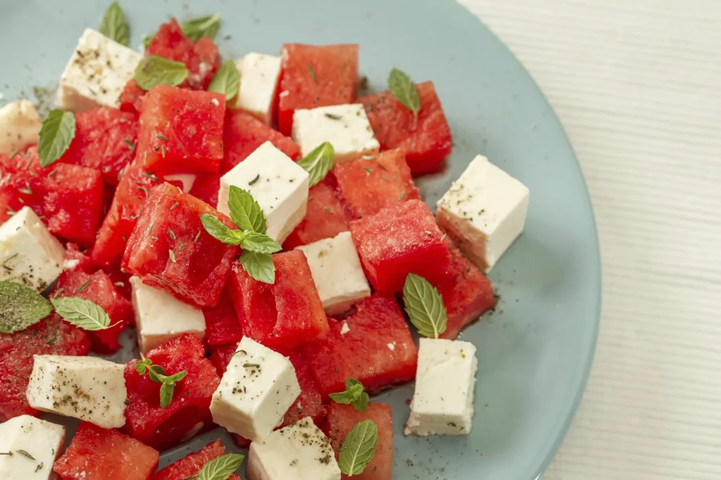 Salát s melounem a sýrem – ideální osvěžující recept na léto. Jaké ingredience se ideálně hodí k melounu