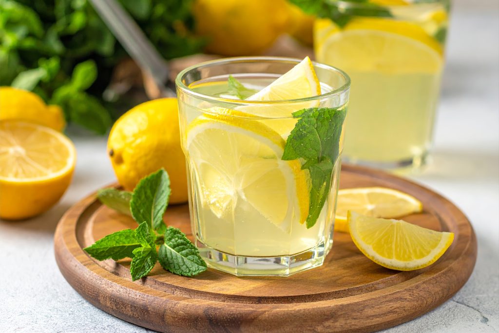 Jak připravit egyptský limonádový nápoj, ideální pro horké letní dny