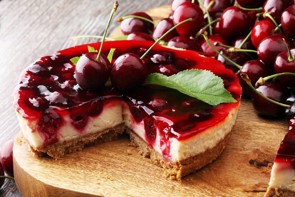 Recept na nadýchaný piškotový dort s třešňovým džemem – jednoduchý a rychlý dort
