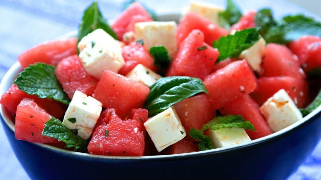 Salát s melounem a sýrem – ideální osvěžující recept na léto. Jaké ingredience se ideálně hodí k melounu