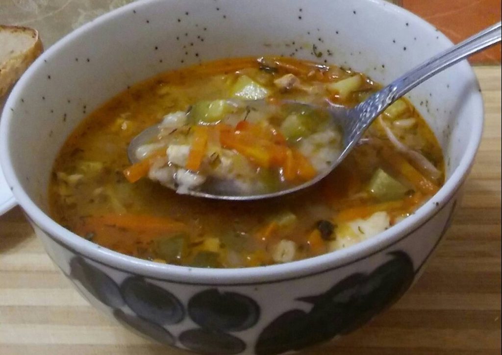 Okurková polévka podle babiččina receptu. Vždy do ní přidávala maso.