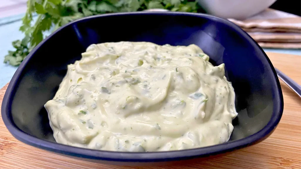 Jak připravit domácí česnekovou omáčku: nejlákavější a nejjednodušší recept na majonézu