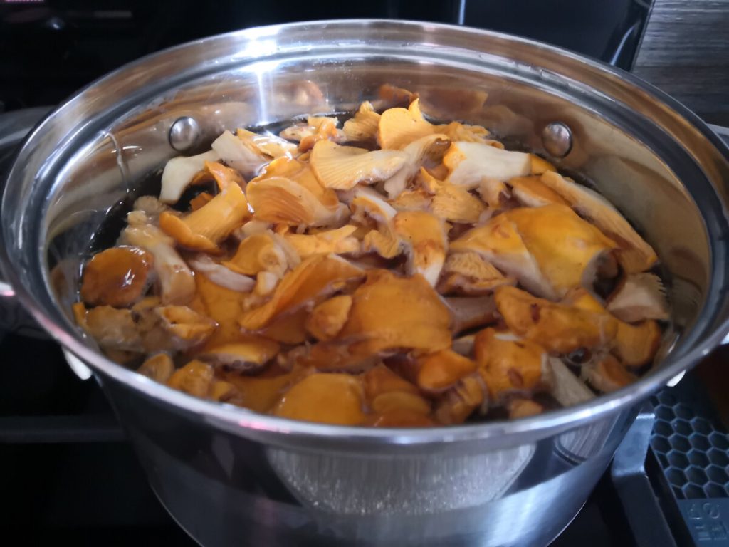 Přidejte je do pánve během smažení lišek. Budou křupavé a bez hořkosti.
